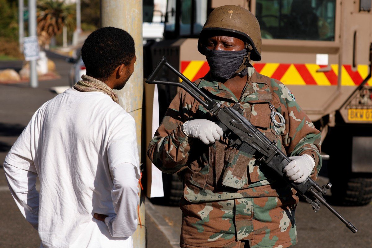 South Africa struggles with lockdown as it records first coronavirus death