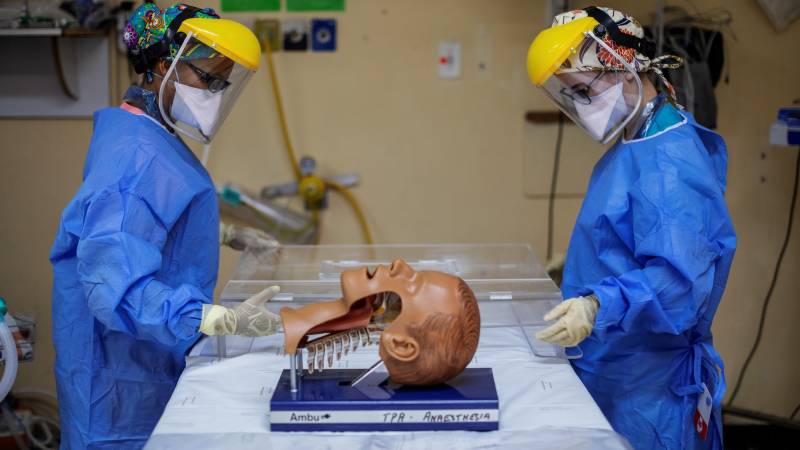 South African doctors design virus ‘box’ to prevent infection
