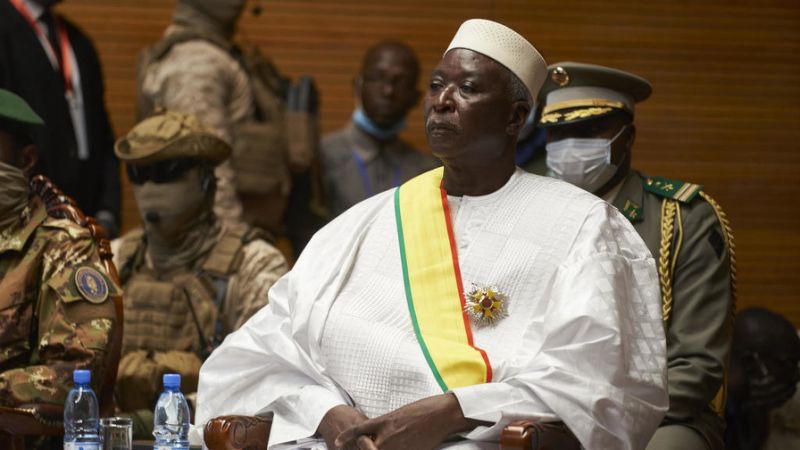 Retired colonel sworn in as Mali interim president after coup