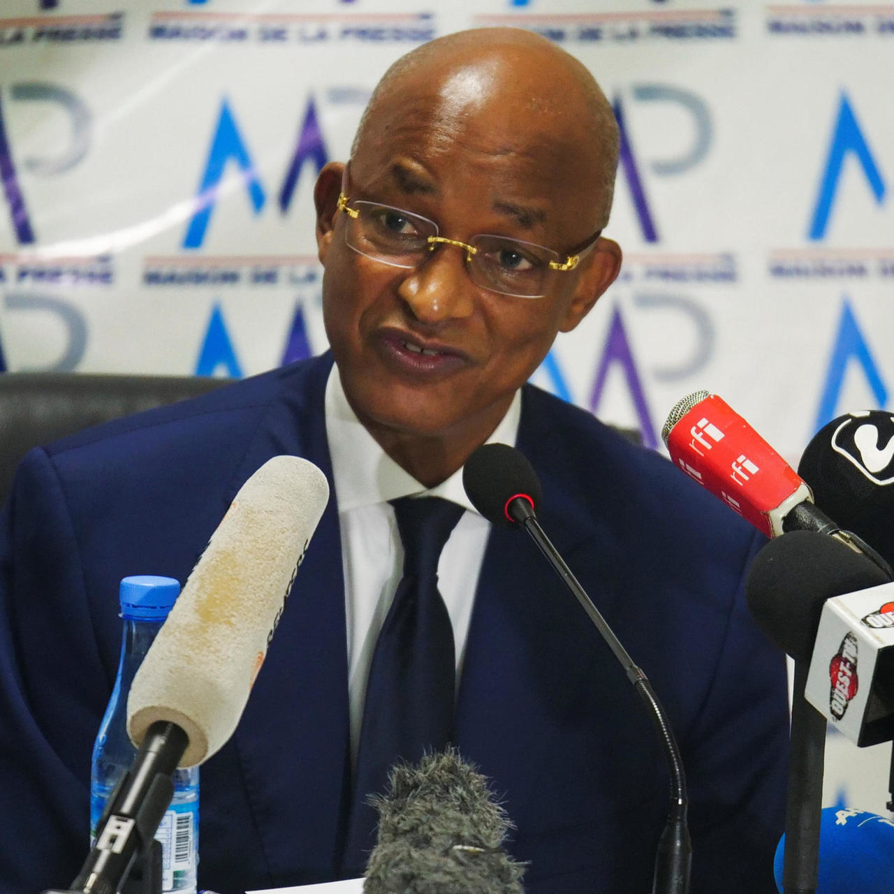 Guinea opposition candidate claims victory, violence erupts