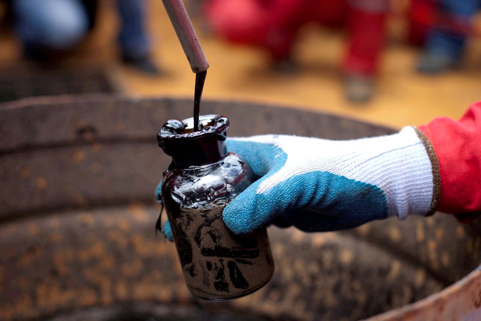 Oil falls as investors take profits, but fuel switching caps losses