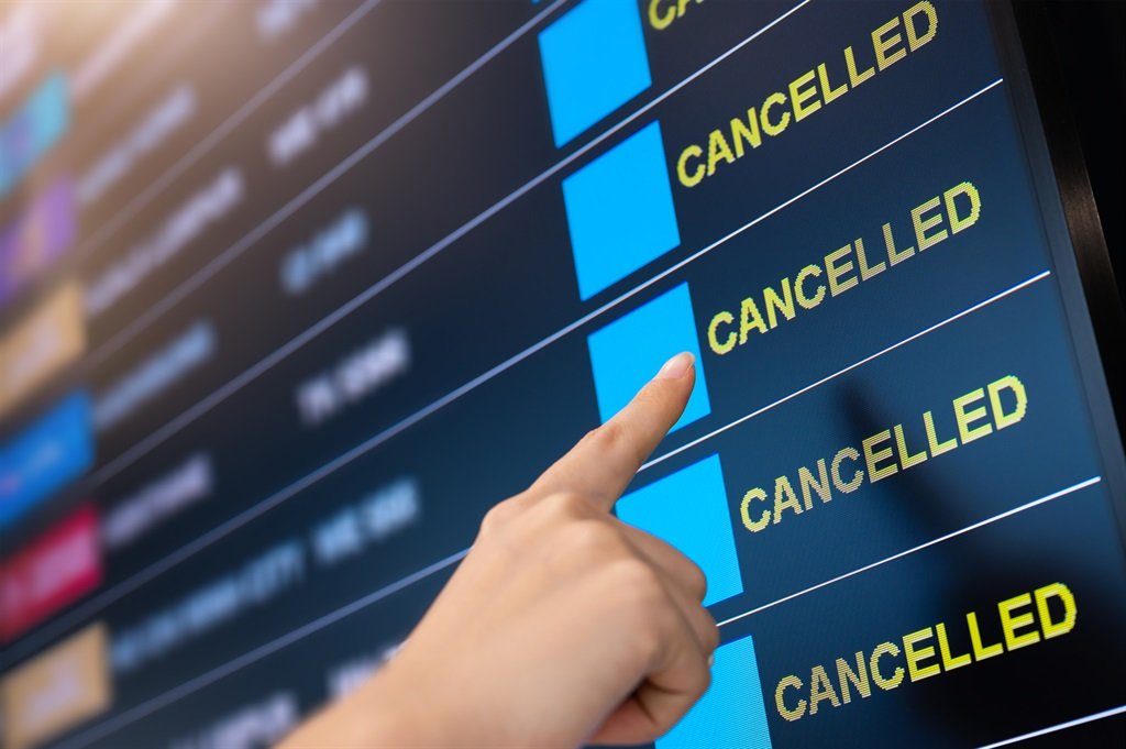 5 700 flights scrapped as Omicron hits Christmas weekend travel