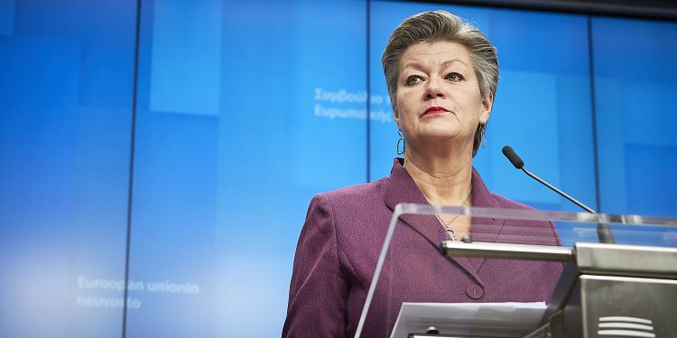 EU sets out Mediterranean migrant plan ahead of emergency meeting