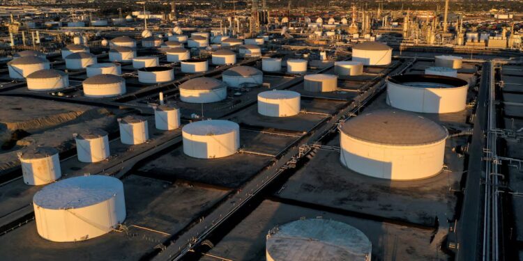 Oil Prices Stabilize Amid Middle East Tensions and Weak Demand Outlook