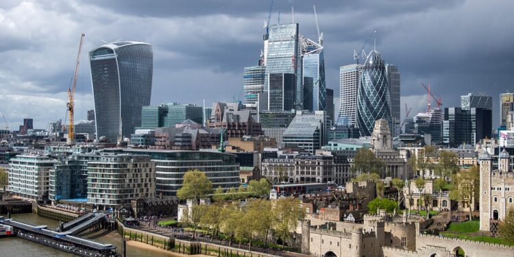 UK Economy Shrinks Again in October, Raising Concerns Over Stagflation
