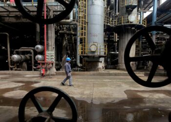 Oil Prices Rebound Amid Geopolitical and Trade Uncertainty