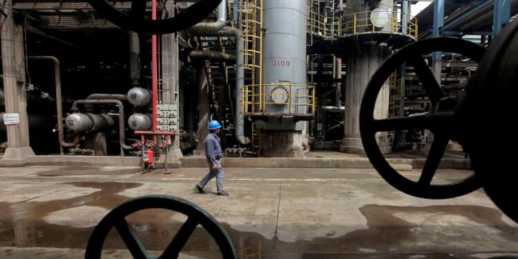 Oil Prices Rebound Amid Geopolitical and Trade Uncertainty