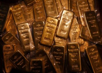 Gold Surges to Record Highs as U.S. Government Shutdown Deepens Global Uncertainty