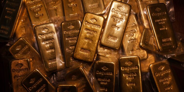 Gold Surges to Record Highs as U.S. Government Shutdown Deepens Global Uncertainty