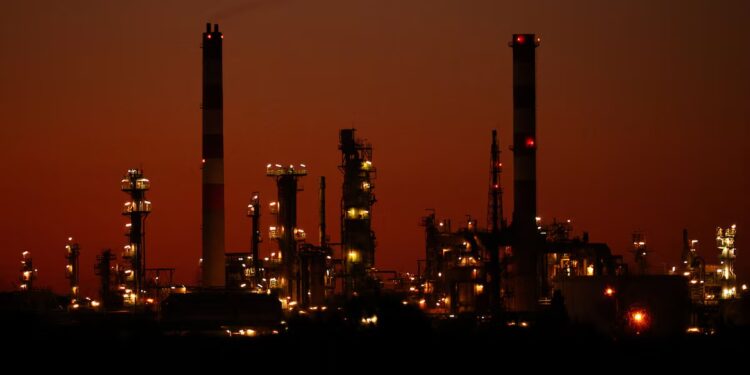 Dubai crude premium drops sharply as selling pressure rises