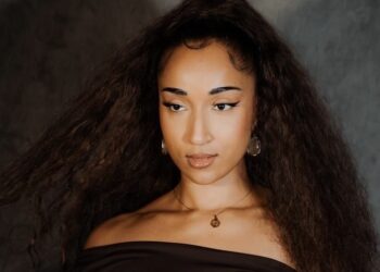 Akuvi leans into vulnerability with haunting new single Strangers