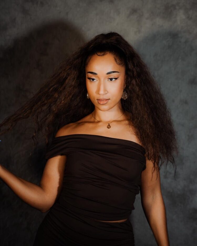 Akuvi leans into vulnerability with haunting new single Strangers