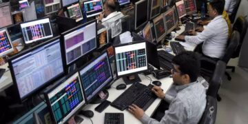 India Services Growth Slows as Costs and Global Pressures Persist