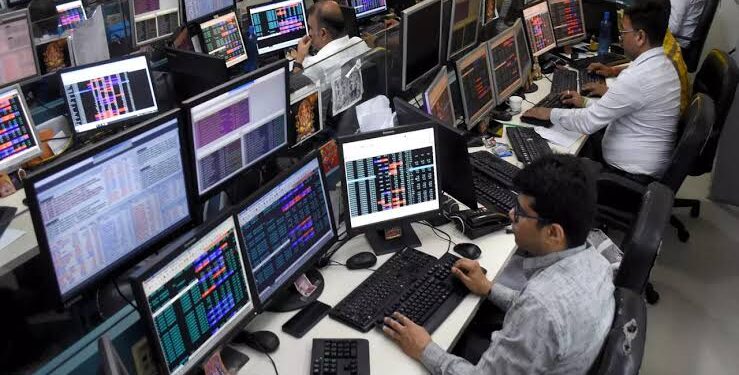 India Services Growth Slows as Costs and Global Pressures Persist