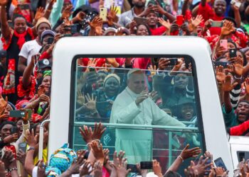 Hundreds of Thousands Gather in Douala for Pope Leo’s Mass