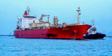 Oil Tankers Resume Passage Through Hormuz Amid Fragile Truce