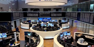 European Stocks Fall as Oil Rises on Hormuz Tensions, with African Implications