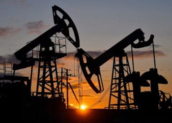 Oil Prices Rise as Trump Signals China Buying, Strait Tensions Linger