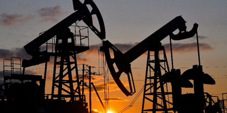 Oil Prices Rise as Trump Signals China Buying, Strait Tensions Linger