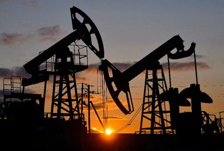 Oil Prices Rise as Trump Signals China Buying, Strait Tensions Linger