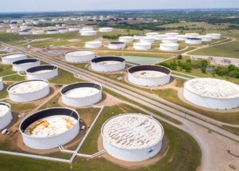 Oil climbs over 2% as Middle East tensions threaten supply