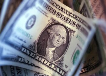 Emerging market currencies weaken as stronger US dollar tempers equity optimism despite lower oil prices